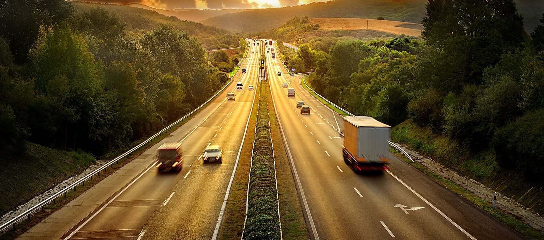 Route sous un couché de soleil